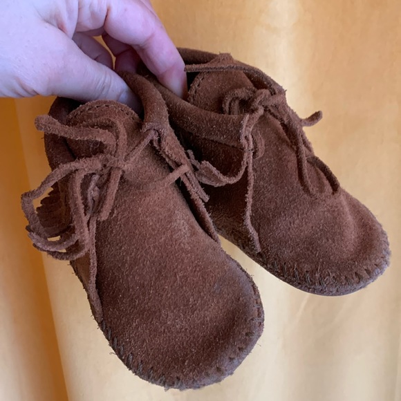 Minnetonka  Kids' Classic Fringe Softsole Boot - Picture 1 of 8